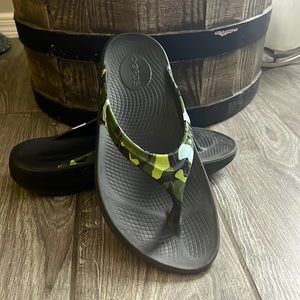 Oofos Camo flip flops